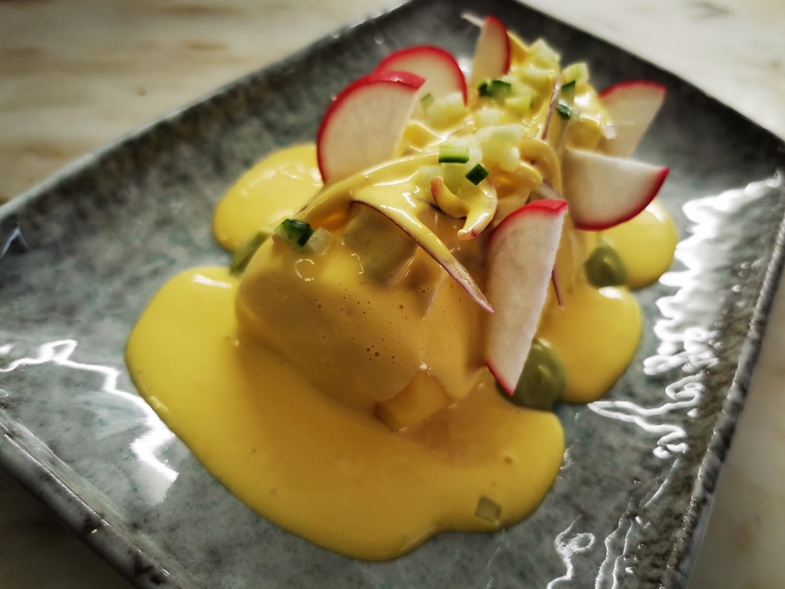 Causa Limeña (Patata amarilla aliñada con lima pollo y emulsión de aji amarillo)