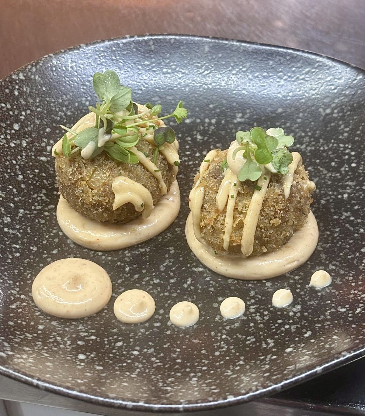 Arancini au riz, au fromage et à la joue de porc, avec une émulsion au kimchi