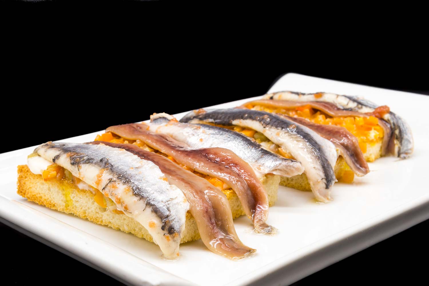 toast de sardine et anchois avec des légumes