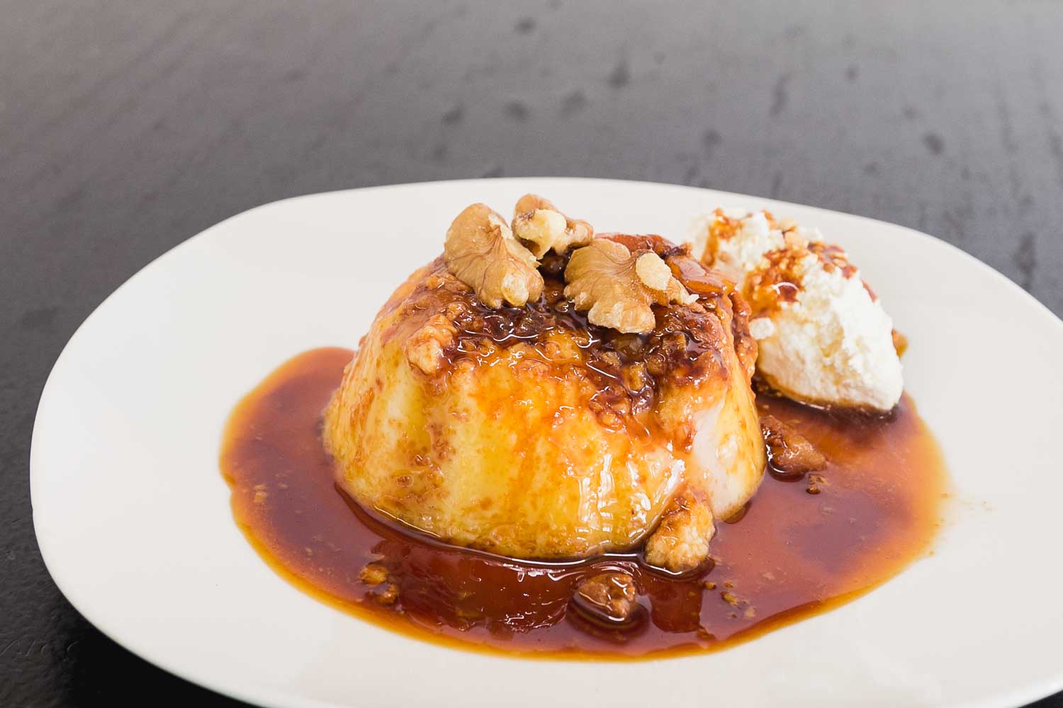 Flan de huevo y nueces al caramelo