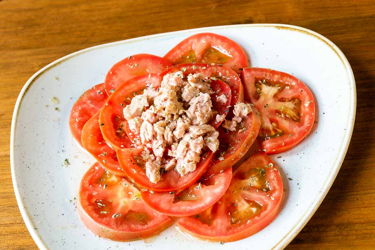 Salada de tomate com atum