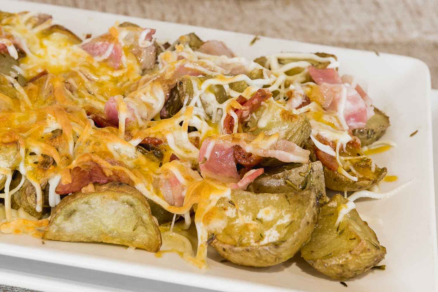 Patatas camperas con queso, bacon y pepperoni