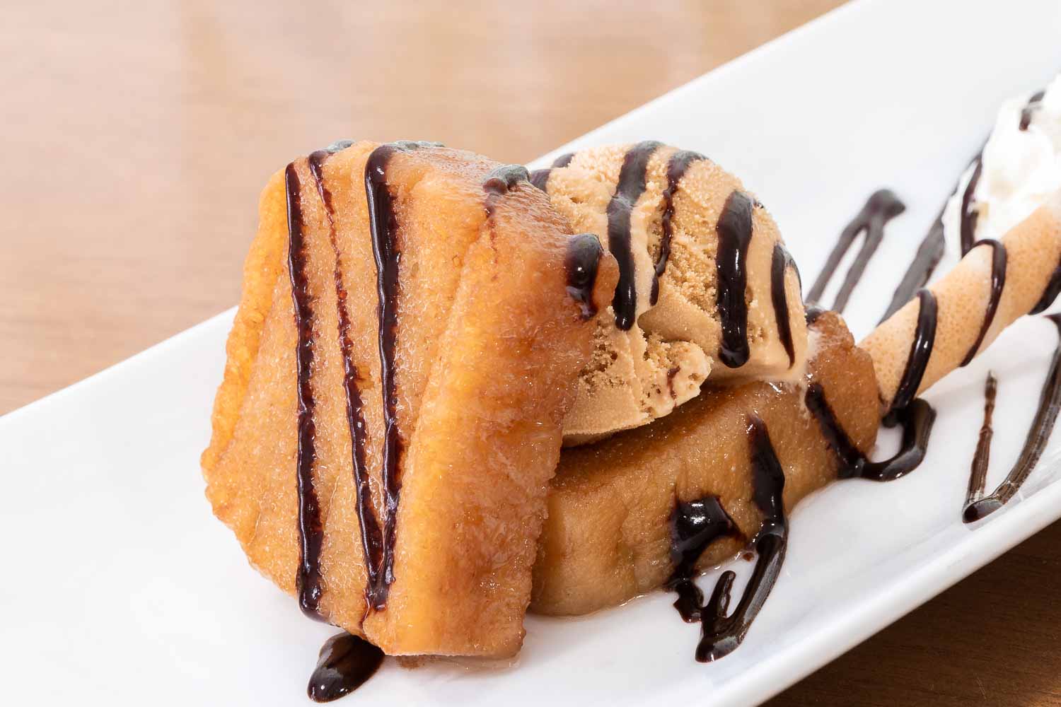 Torrijas con helado de yogurt y nueces