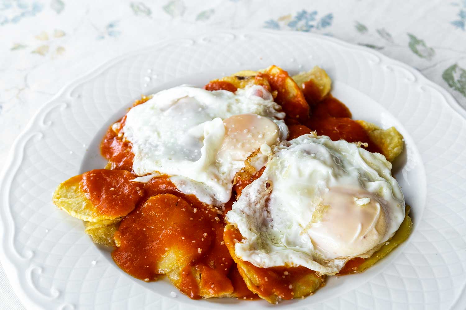 Tomato, fried egg and potatoes