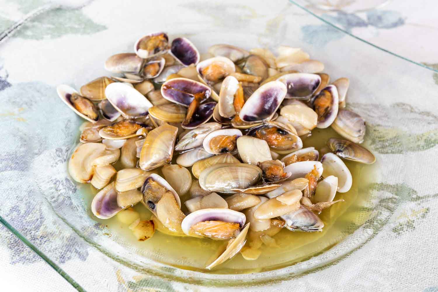моллюски с винным соусом