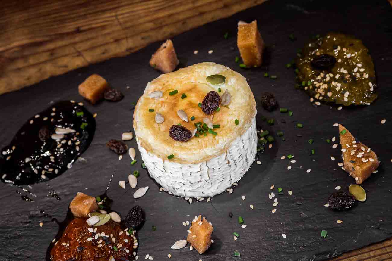 Козий сыр с вареньем