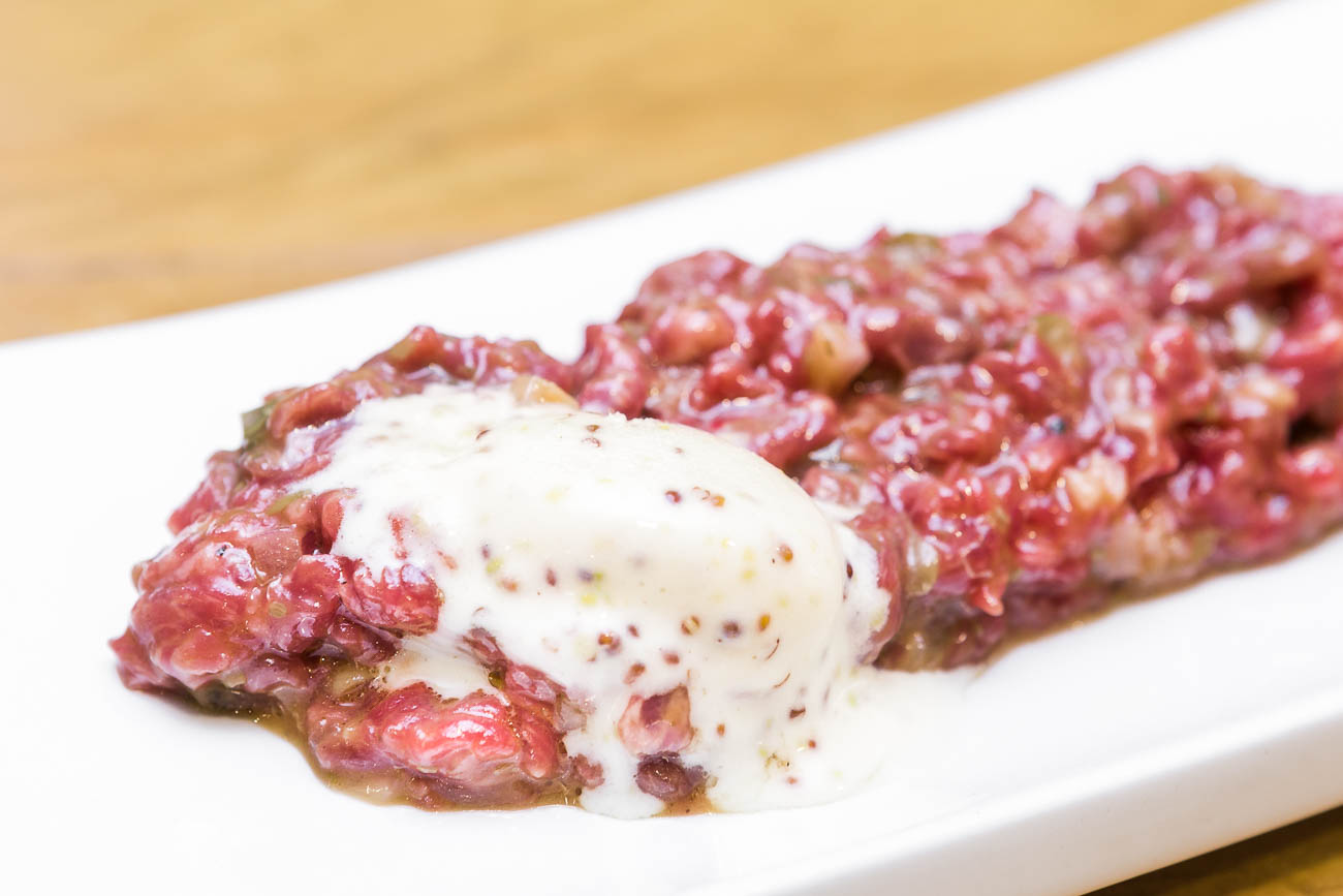 Steak tartar y helado de mostaza antigua
