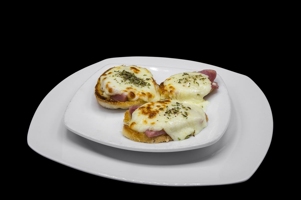 pane all'aglio con formaggio e prosciutto o pancetta