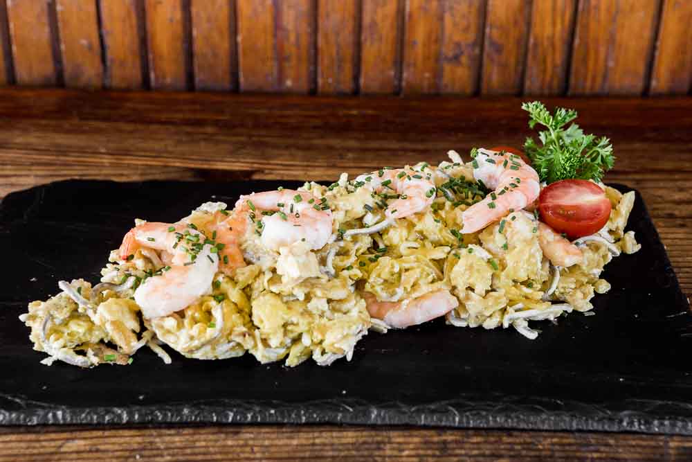 Яичница с креветками и эльверами
