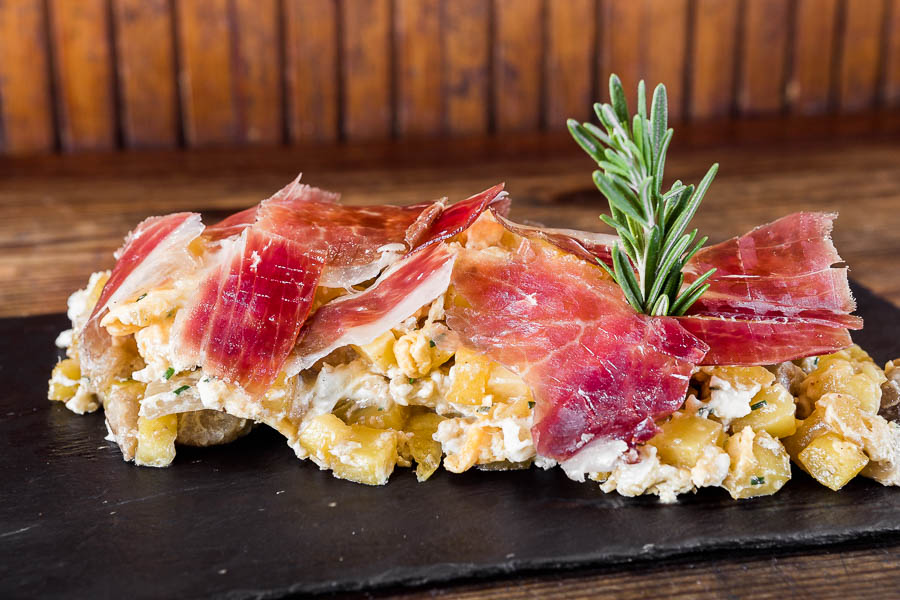 Яичница с грибами, фуа-гра и ветчиной