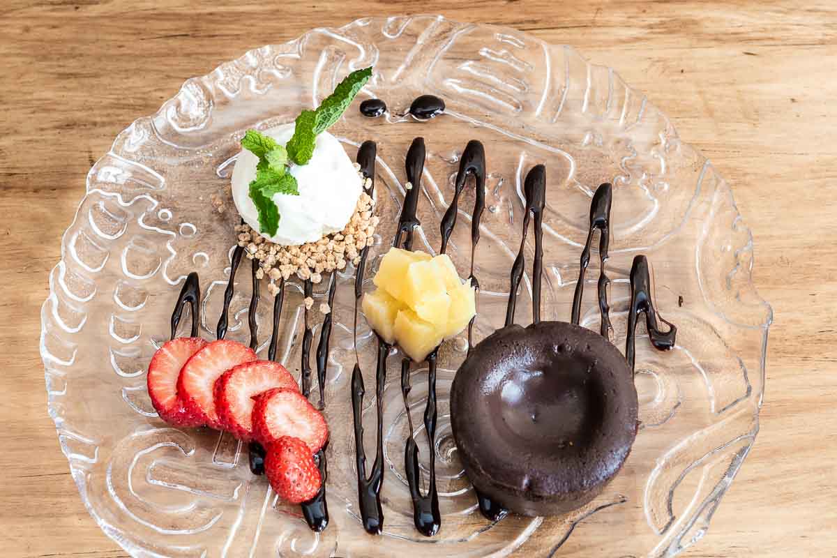 Coulant de chocolate con piña y helado de coco