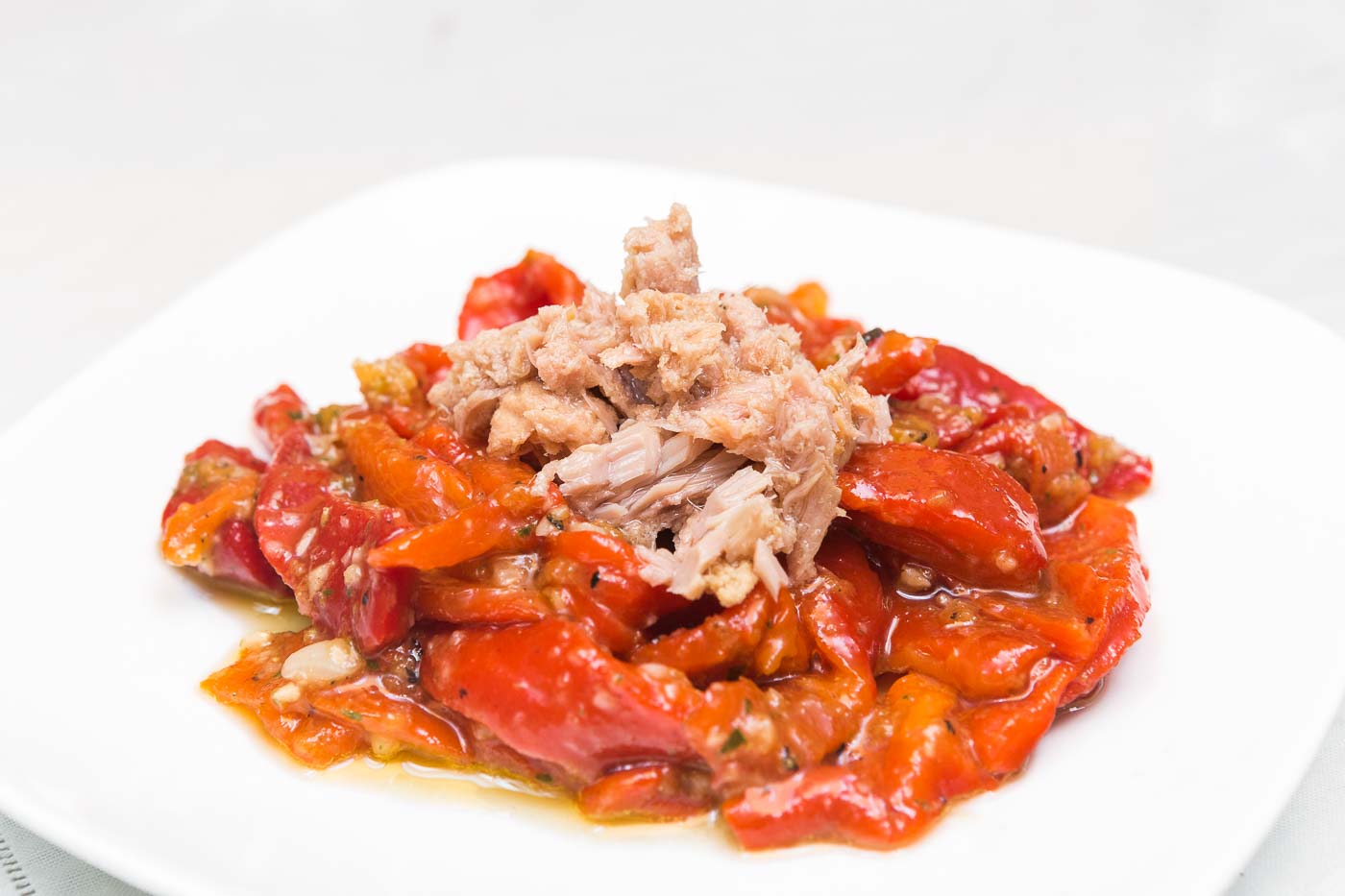 Жареный перец с тунцом