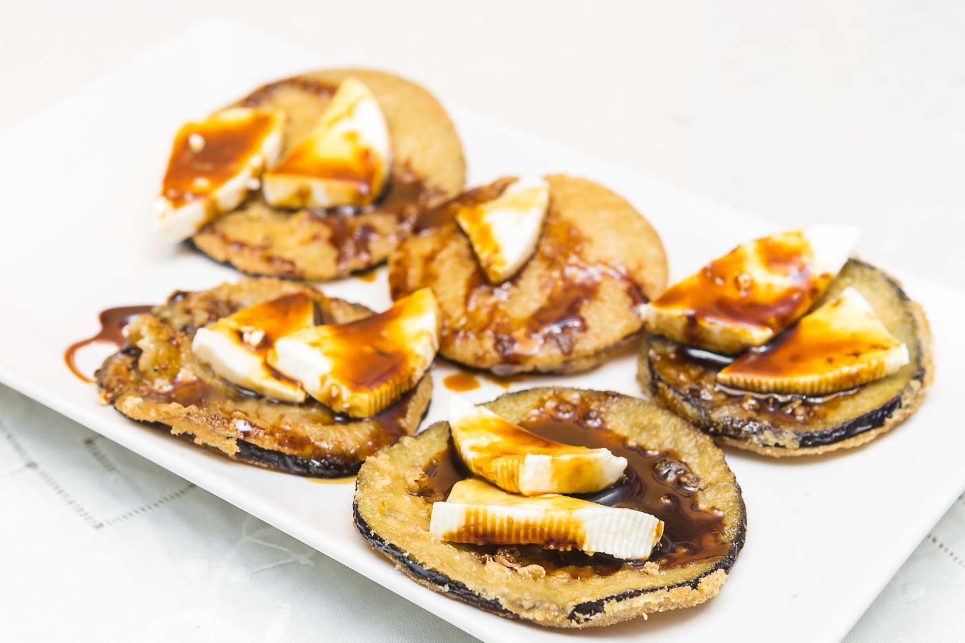 Жареный баклажан, сыр, мед