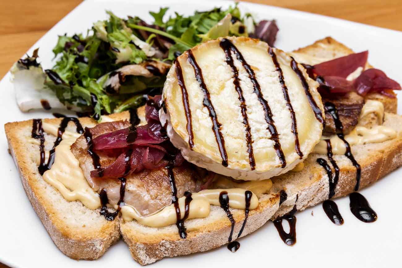 Tosta de Solomillo ibérico con queso de cabra y cebolla caramelizada