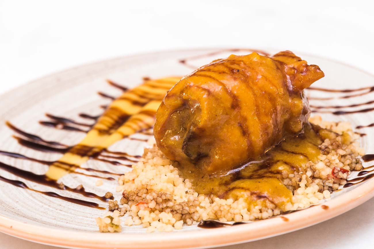 Pechuga de pintada rellena de bacon y dátil, con miel y cous-cous