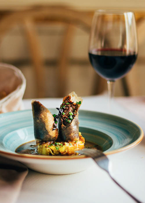 Canelón crujiente relleno de rabo de toro