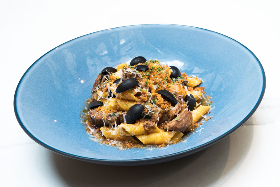 Garganelli Fresco Ragú de cordero, kale, olivas negras