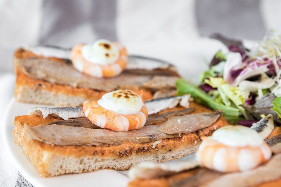 Toasted bread with prawns, tuna, cantabrian anchovies and white bait tossed in a smooth ali-oli creme and gazpacho