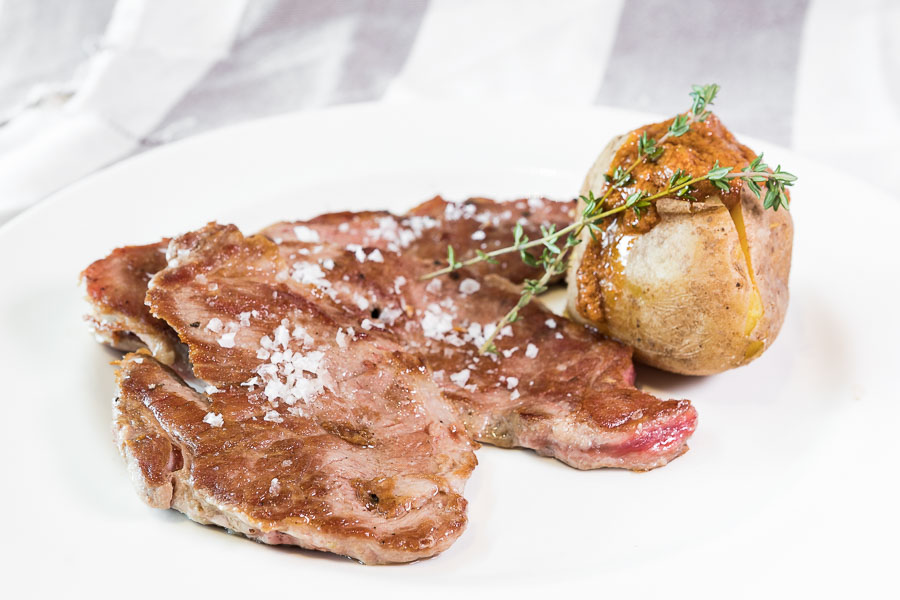 Iberico meat cuat with thyme and garlic oil at 65ºC and Canarian style potatoes