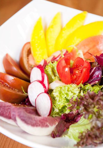 Grüner Salat aus frischen Früchten, karamellisierten Haselnüssen und Zitrusvinaigrette