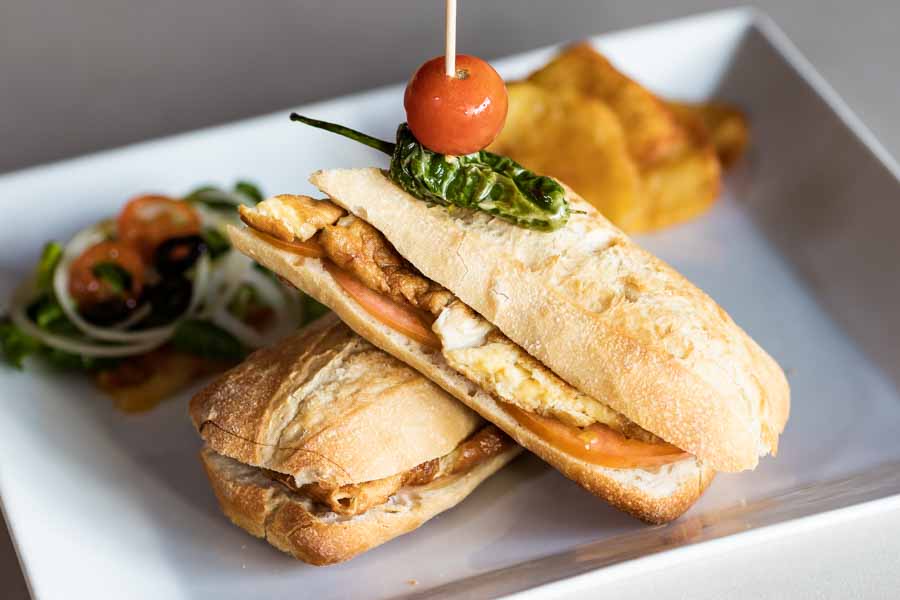 Sandwich tortilla et tomate