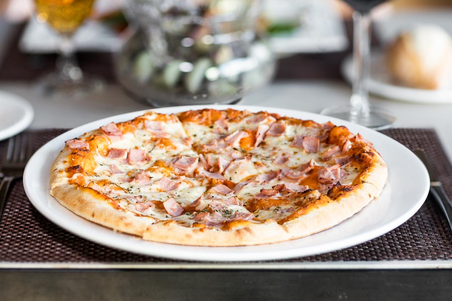 ハムとチーズのピザ