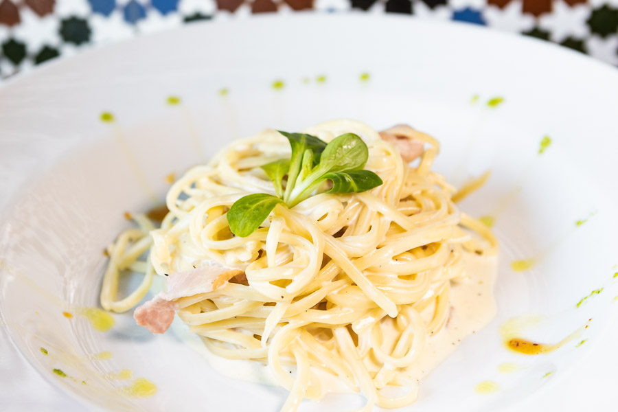 Pasta mit Käse und Speck