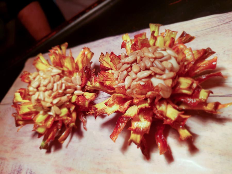 Alcachofas en flor fritas con mahonesa de parmesano y pipas