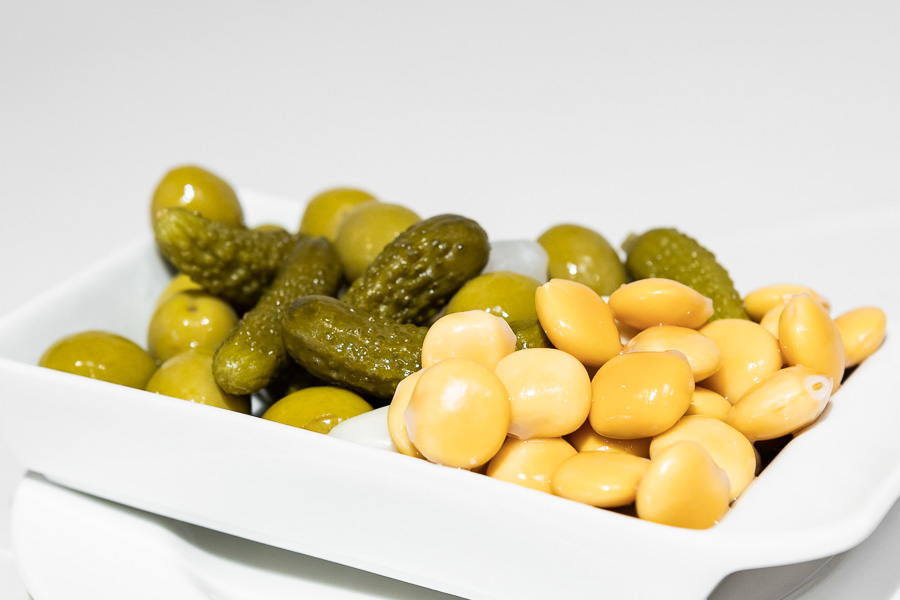 Mix de (olivas sevillanas, alcaparras, altramuces, pepinillos)