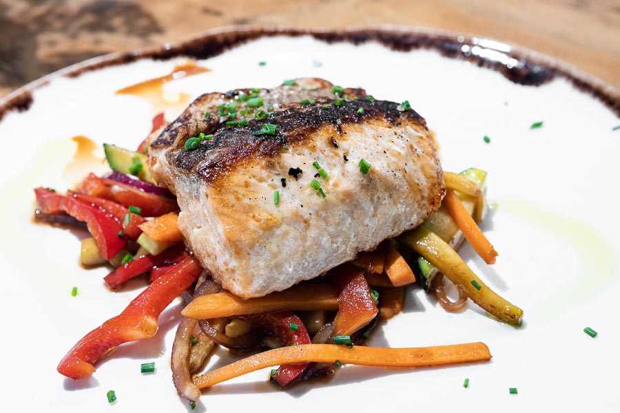 Salmón glaseado a la naranja con verduras salteadas al wok 