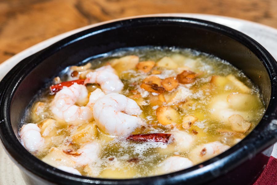 Gambas al ajillo con gulas y pimentón de la Vera