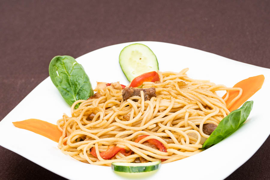 Спагетти с телятиной, курицей и соевым соусом