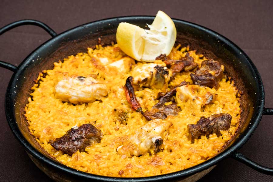 Paella César (spicy meat and chicken)