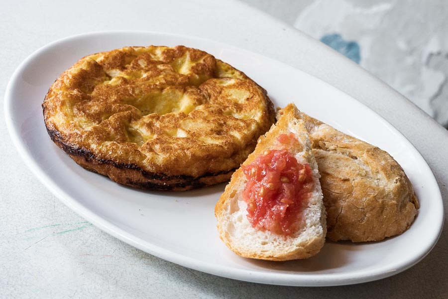 Torrada com tomate e omelete espanhola
