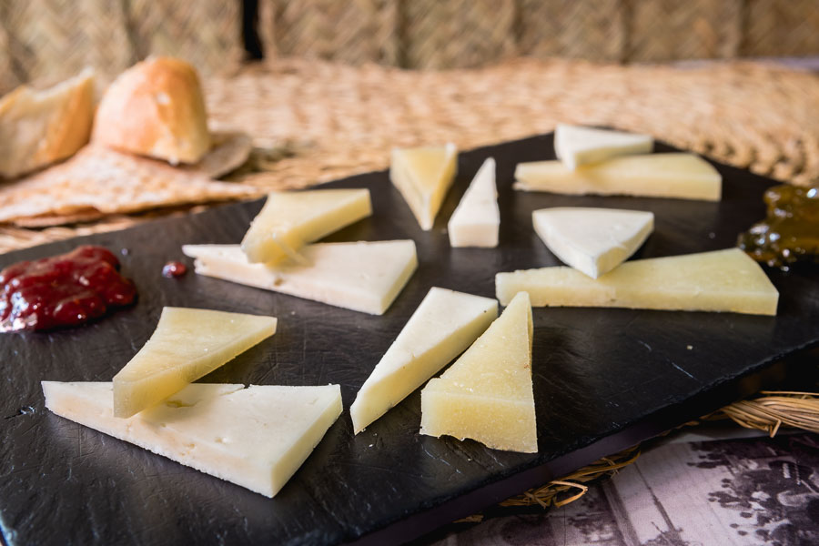 来自加的斯山脉的山羊奶酪和老羊奶酪