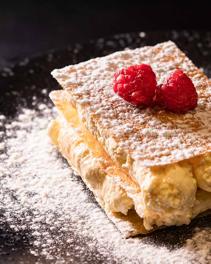 Milhojas crujiente con mousse de yogur griego y frambuesas