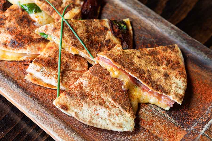 Quesadillas gallegas de lacón, queso tetilla, afuega´l pitu, Mahón D.O. y grelos