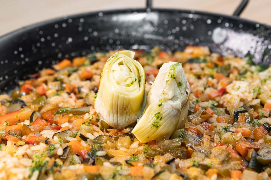 Paella aux légumes et aux artichauts