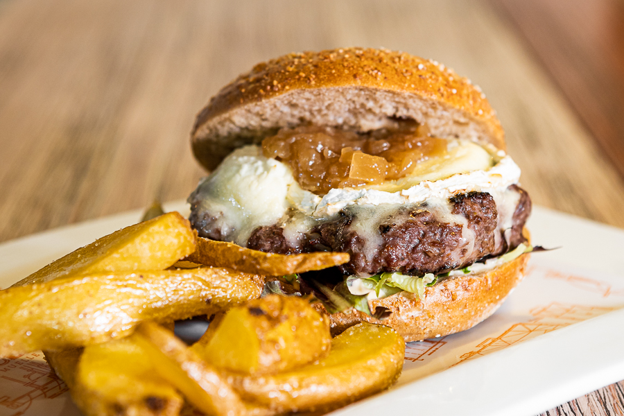 Veal burger (200 gr), goat cheese, caramelized onion, special sauce and French fries.