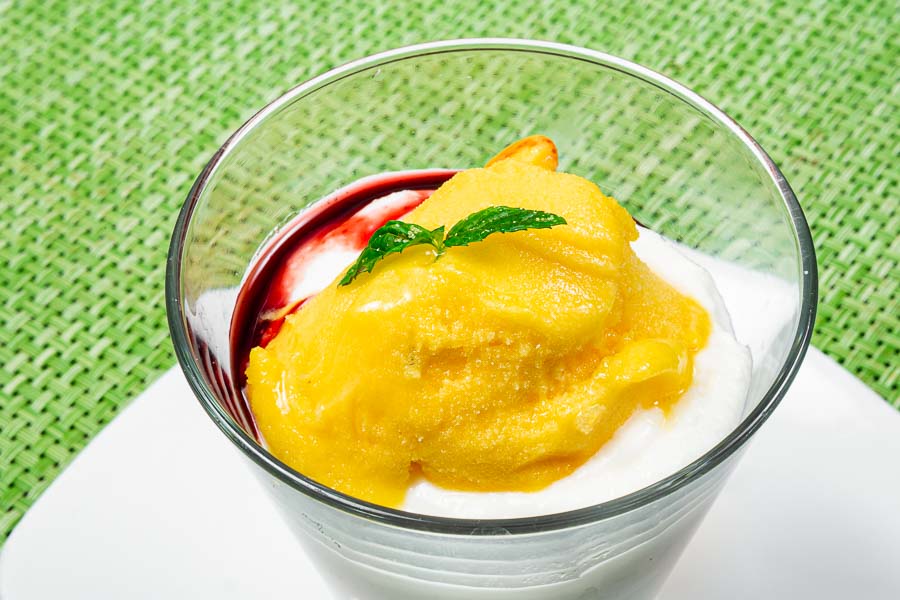 Холодный стакан мороженого с сыром Панна Котта и манго