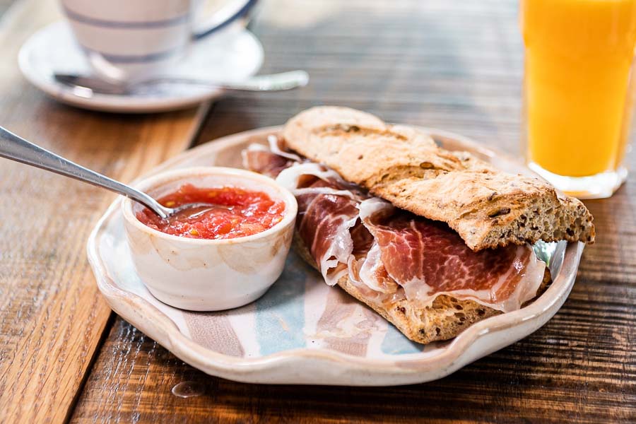 Desayuno Andaluz con café y zumo de naranja natural
