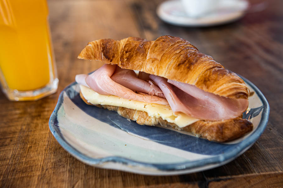 Desayuno Parisino con café y zumo de naranja natural