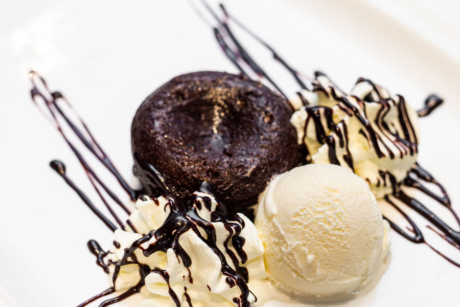 Шоколадный кулан с ванильным мороженым