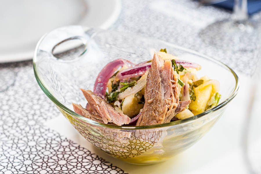 Салат из приправленного картофеля и тунца