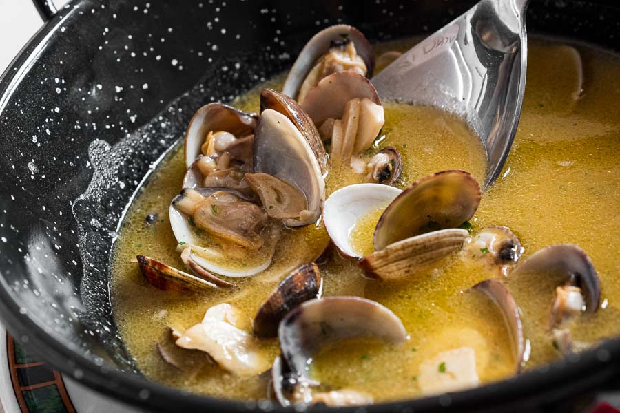моллюски с соусом из морепродуктов