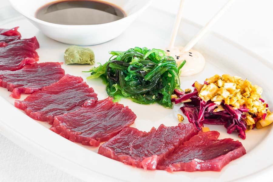 Sashimi de atum vermelho servido com soja, gengibre e wasabi