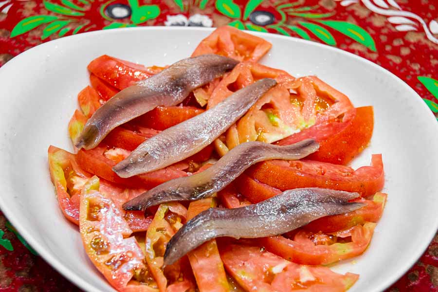 番茄和凤尾鱼沙拉