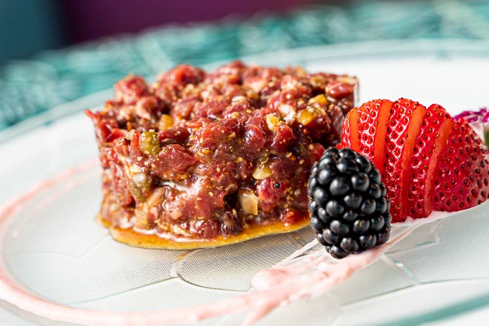 Steak tartare of sirloin (show cooking)