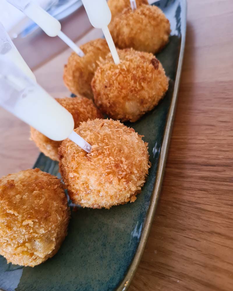 Meat 'pringá' croquettes with peppermint infusion