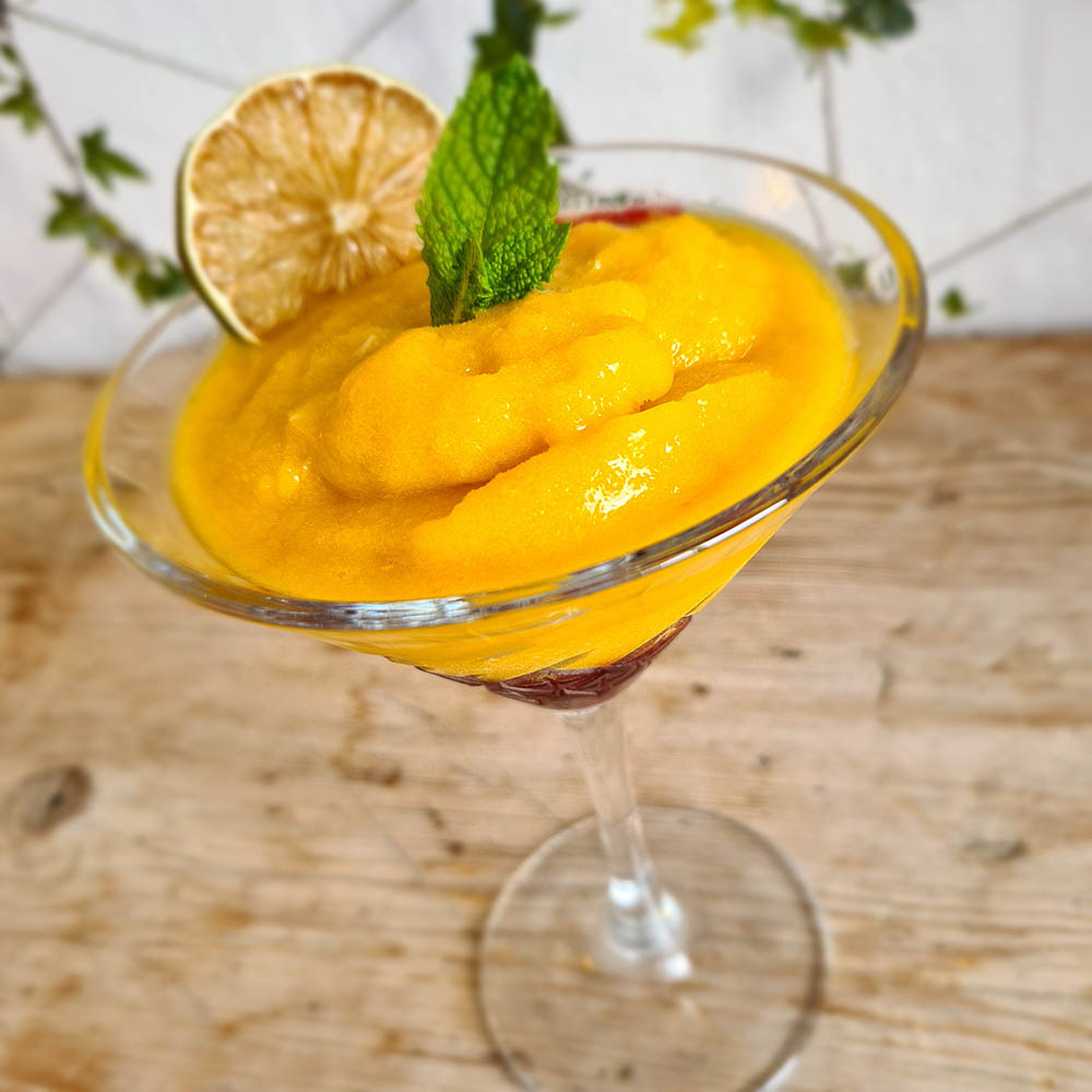 Caipiroska di mango con frutti rossi
